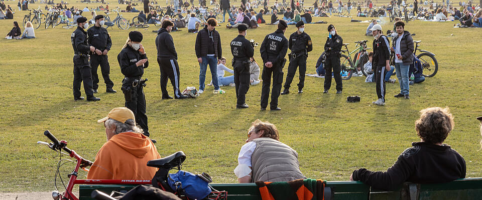 Coronavirus - Polizei im Englischen Garten