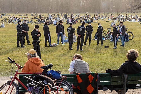 Coronavirus - Polizei im Englischen Garten