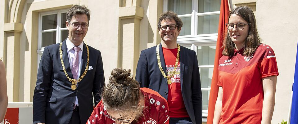 Eintrag ins Goldene Buch, Stadt wuerdigt erfolgreiche Kickers
