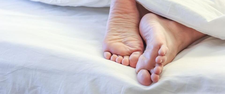 Schlafen / Füße / Bettdecke / Bett