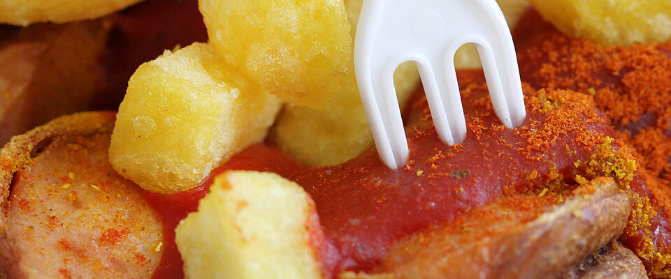 Curry-Wurst mit Pommes frites