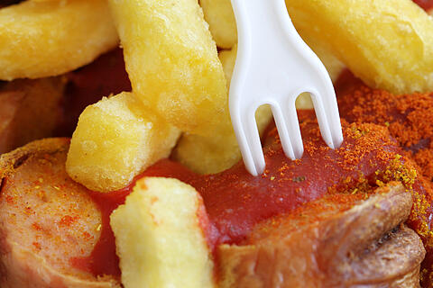 Curry-Wurst mit Pommes frites