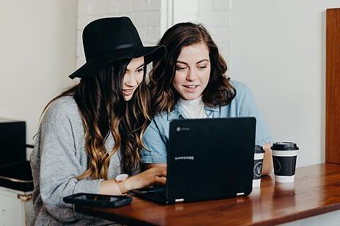 Computer / Konzentration / Frau / PC / Laptop / Test